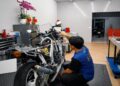 新市南科機車行從高中打工一路走到創業 明亮店面主打YAMAHA車款與日常車務