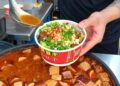 廟東夜市美食從滷製開始 大黑豆干先吸入滷汁 再以自製配方堆出蒜香風味