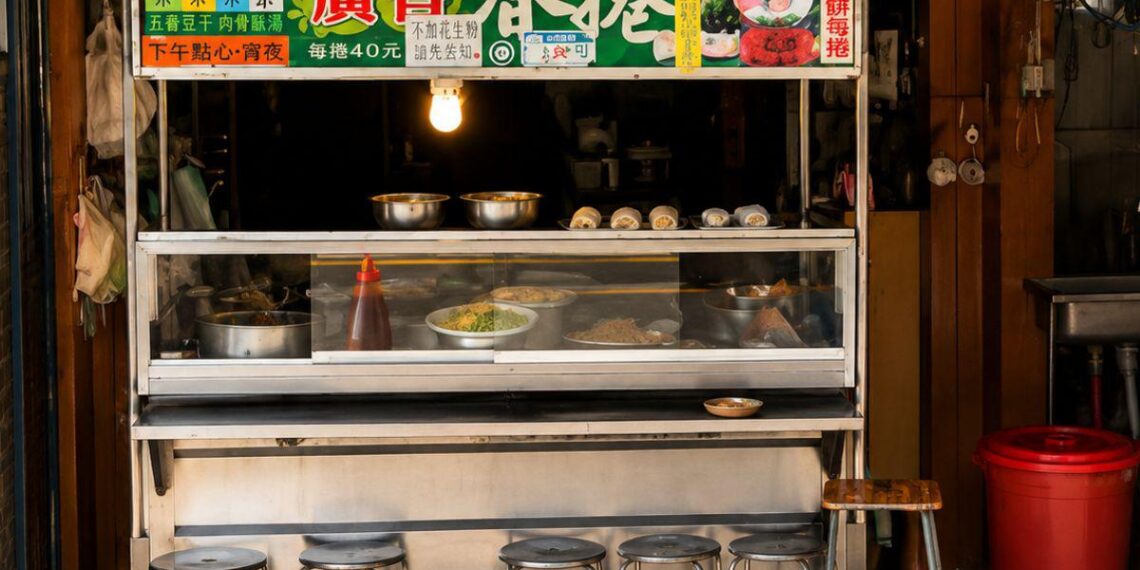 春捲裡竟包入黃麵 佇立虎尾市場半世紀老攤   第三代接棒守護傳統滋味