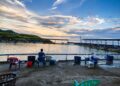 走進新北八里海釣場 考驗釣客看標技巧與搏魚技術  感受純海水池釣大物試煉場