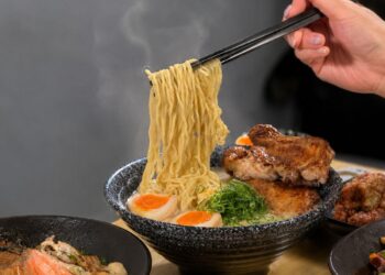 高雄前金拉麵店融入台灣特色風味 雞白湯搭配搭配鹽焗雞與炙燒叉燒豐富餐點層次